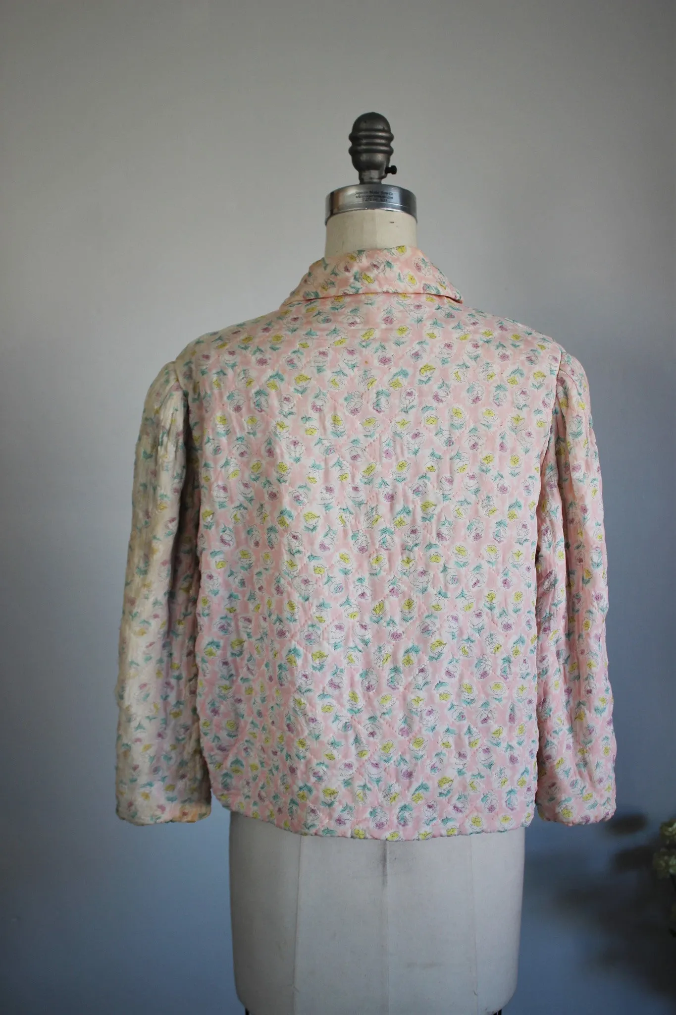 Vintage 1930s 1940s Pink Quilted Bed Jacket With Floral Print by Dolly Hart